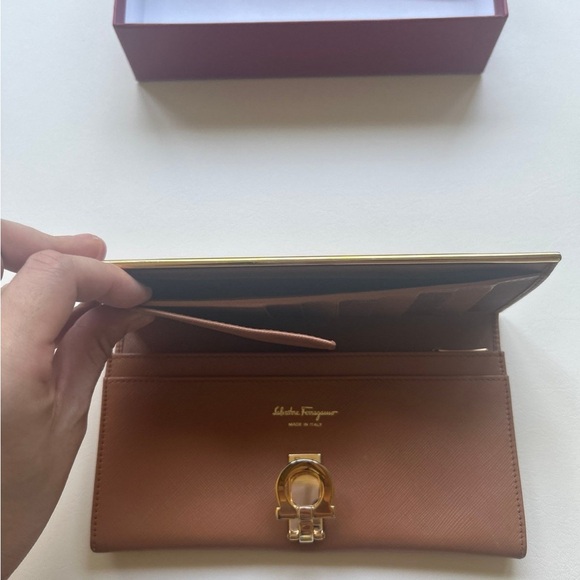 Ferragamo continental wallet. - Picture 6 of 12